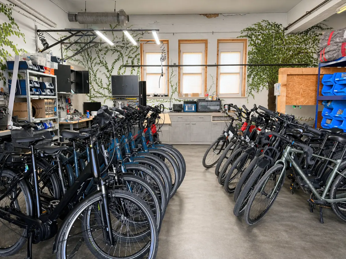 Verleihstation eines Partners mit aufgereihten E-Bikes