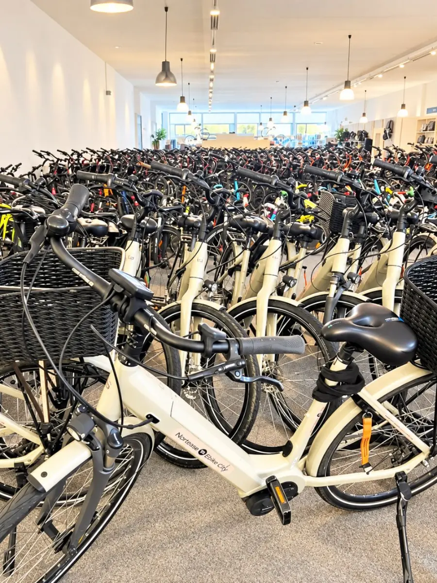 Große Halle voller E-Bikes eines Partner-Verleihs