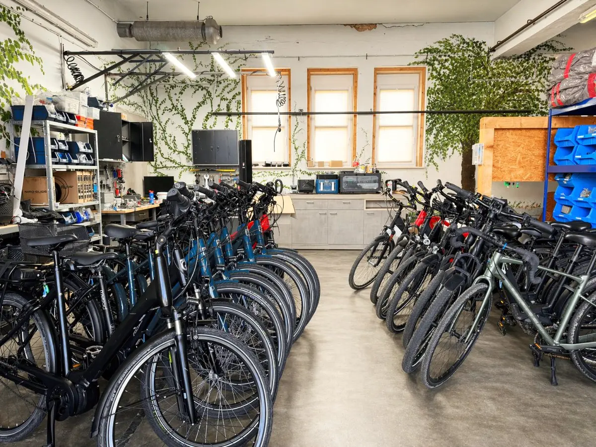 Werkstatt eines Partner-Verleihs mit E-Bikes