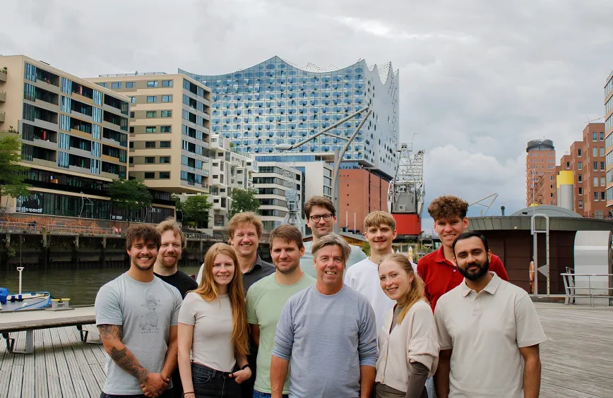 Das mietrad Team in der Hamburger HafenCity vor der Elbphilharmonie
